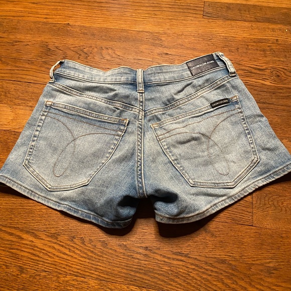 Calvin Klein Jeans women’s denim shorts - size 25 - Picture 3 of 5